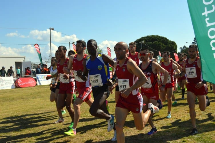 Atletas no campeonato nacional de corta-mato curto